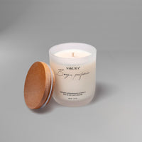 Bougie parfumée artisanale suisse Sakura de la collection Matsuri, en verre blanc mat avec couvercle en bois naturel – fabrication artisanale en Suisse.