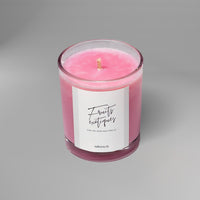 Bougie parfumée artisanale suisse Sakura parfum Fruits Exotiques, collection Hanami, présentée en verre coloré rose – fabrication artisanale en Suisse avec cire naturelle.