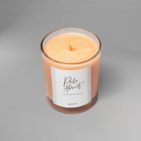 Bougie parfumée artisanale suisse Sakura parfum Pêche-Abricot, collection Hanami, en verre teinté aux tons fruités doux – fabrication artisanale en Suisse.