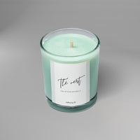 Bougie parfumée artisanale suisse Sakura parfum Thé Vert, collection Hanami, présentée en verre pastel vert – fabrication artisanale en Suisse avec cire de soja naturelle.