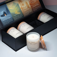 Coffret Matsuri de bougies parfumées artisanales suisses Sakura, contenant quatre bougies en verre blanc mat avec couvercles en bois, présenté ouvert avec les descriptifs des parfums.